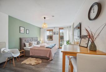 Sal   Homes HS3 Studio Bahnhof N  he mit Terrasse has Balcony rooms