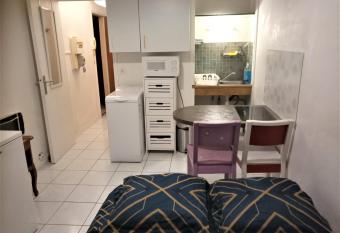 APPARTEMENT PROCHE GARE ET CENTRE VILLE has Balcony rooms