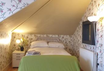 11 somerville place east has Balcony rooms