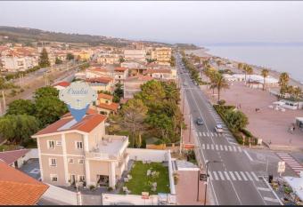 Crialesi Boutique Rooms has Balcony rooms