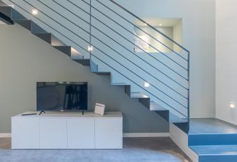 Suite Funicolare - by MyHomeInComo allows 18 year olds to book a room