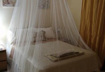 Comfortable room in shared house. Private bathroom allows 18 year olds to book a room