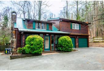 City Hideaway - Hot Tub, Fireplace, Grill has Balcony rooms