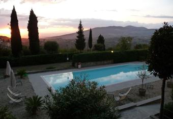 Hotel Villa Dei Bosconi allows 18 year olds to book a room