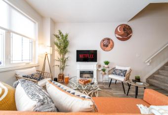 Bali Style Home - King Bed - Fireplace - Jacuzzi - Fast Wi-Fi - Free Netflix & Garage Parking has Balcony rooms