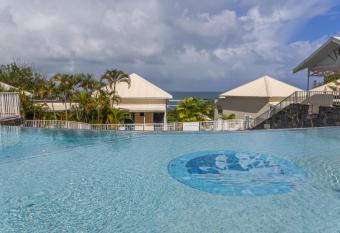 Studio climatis   dans R  sidence avec piscine,    proximit   de la mer allows 18 year olds to book a room