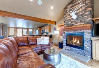 K B M Resorts- PNF-860 Large 3Bd, hot tub, fire pit, mountain view, easy walk Main St has Balcony rooms