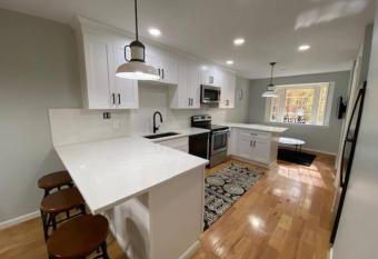 Stylish 3Bed/2.5Bath Townhome Minutes To Downtown has Balcony rooms