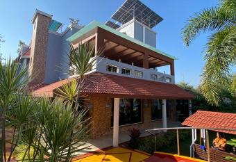 GRANDE PALAZZO - 5 bedrooms Villa with private Pool and Garden allows 18 year olds to book a room