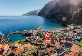 Casa Das Videiras allows 18 year olds to book a room