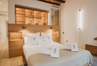 Petit Luxe St. Pere has Balcony rooms