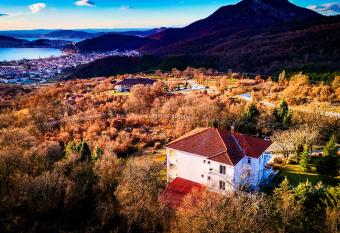 Guesthouse Vissinokipos - Biker Friendly - Motorradhotel allows 18 year olds to book a room