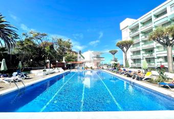 Large Family Apartment, Wifi, pools, garden, beach in Puerto de la Cruz allows 18 year olds to book a room