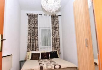 Apartman centar blizina Kastela i Splava allows 18 year olds to book a room