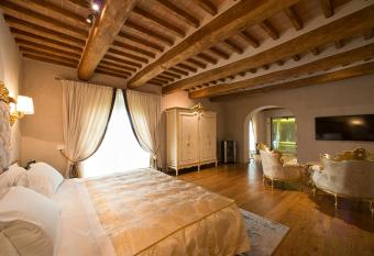 Relais La Corte dei Papi has rooms with a private hot tub