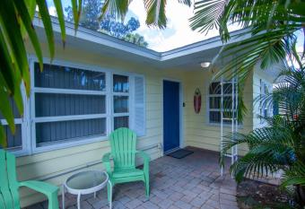 Cozy Tropical Bungalow Duplex with Heated Pool allows 18 year olds to book a room