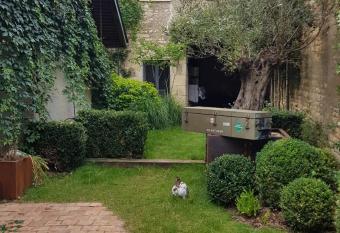 Chambre avec salle de bain has Balcony rooms