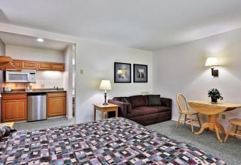 Cedarbrook Deluxe Two Bedroom Suite with outdoor heated pool 19110 allows 18 year olds to book a room