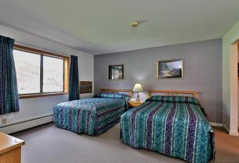 Deluxe one bedroom suite located on first floor with outdoor heated pool 11517 allows 18 year olds to book a room