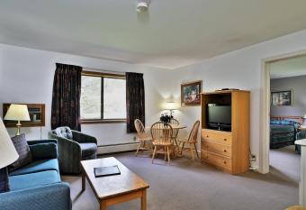 Cedarbrook Deluxe 1 bedroom suite with outdoor heated pool 11820 allows 18 year olds to book a room