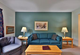 Cedarbrook Deluxe one bedroom suite with outdoor heated pool 11921 allows 18 year olds to book a room