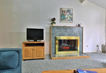 Cedarbrook Deluxe Two Bedroom Suite with outdoor heated pool 20708 allows 18 year olds to book a room