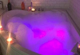 Opsesija SPA has rooms with a private hot tub