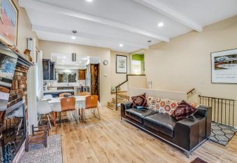 Meadow Creek House has Balcony rooms