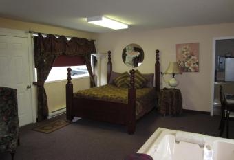 Old Towne Inne Chuckwagon Bar & Grill has rooms with a private hot tub
