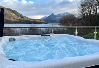 The Heronry Hideaway with luxury hot tub has rooms with a private hot tub