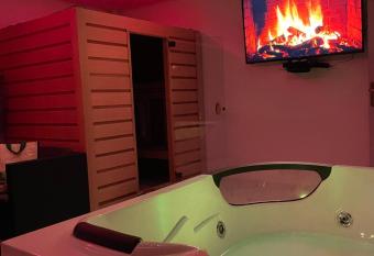 Cozy Rental SPA has rooms with a private hot tub