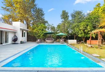 Mulberry Farms - Luxury Villa with Private Pool allows 18 year olds to book a room