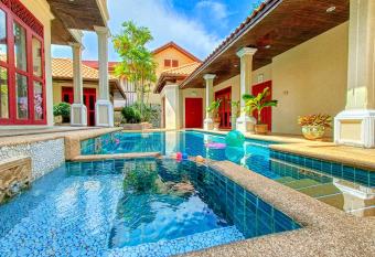 Bali Pool Villa, 5 min to walking street & the beaches has Balcony rooms
