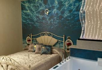B&B LA REGGIA DI RIHANNA spa has rooms with a private hot tub