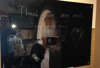 JOKER Party House - Szigetszentmikl  s has rooms with a private hot tub