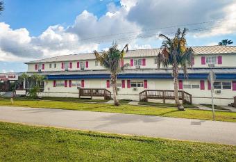 Captain's Table Hotel allows 18 year olds to book a room