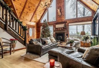 Minnies Mountain Lake House has rooms with a private hot tub