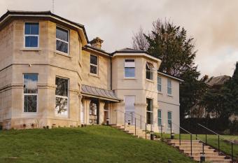 Leighton House - Boutique Guesthouse allows 18 year olds to book a room