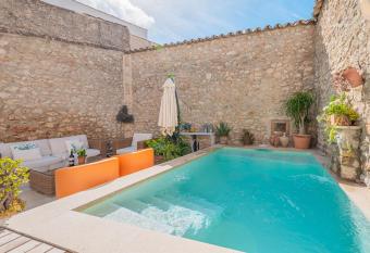 Maria de la Salut has Balcony rooms