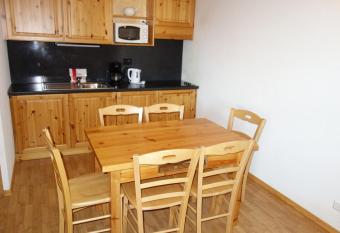 Pracondu 2 OUTDOOR & FUN appartement 1 chambre superieur avec balcon by Alpvision Residences has Balcony rooms