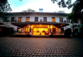 OLD LIGHTHOUSE BRISTOW HOTEL has Balcony rooms
