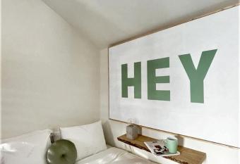 Hey Studio - Free Parking and free Netflix allows 18 year olds to book a room