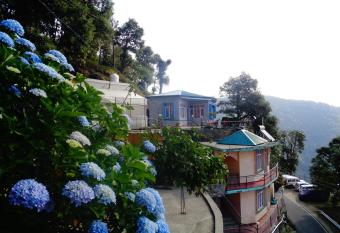 Deelux cottages inn has Balcony rooms