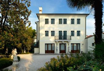 Villa Pace Park Hotel Bolognese allows 18 year olds to book a room