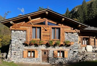 Bed and Breakfast Campo Base has Balcony rooms