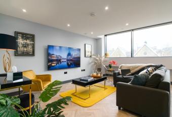 Luxe Apartments, The Moorwell, Parking, Gym - 10mins Cardiff City Ctr has Balcony rooms