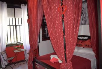 Shakespeare in Love Catania Center allows 18 year olds to book a room