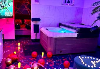 GALAXY SPA - Suite Jupiter Jacuzzi Privatif has rooms with a private hot tub