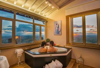 Hotel San Michele has rooms with a private hot tub