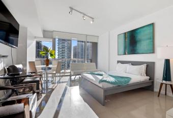 Icon Stunning Studio W Brickell FREE SPA has rooms with a private hot tub